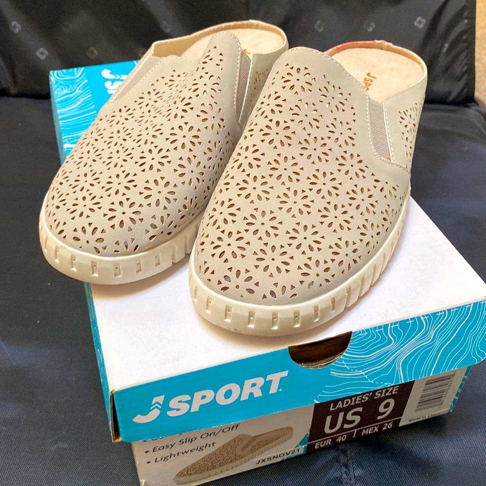 JSport Lightweight Mule Clogs, Taupe/Tan w/floral cutouts. Nearly New, Sz 9